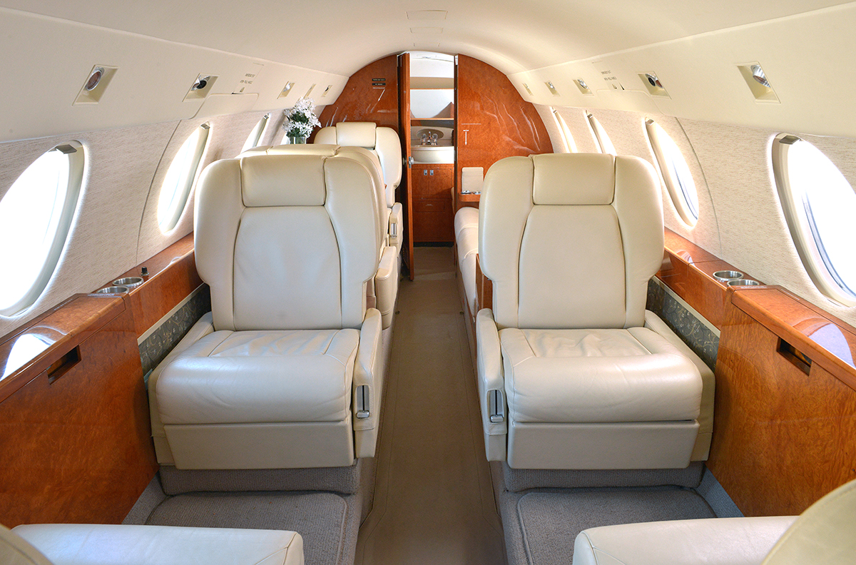 volo privato sul Dassault Falcon 20